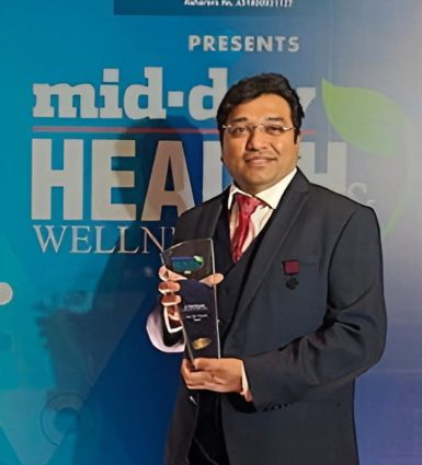 hair-transplant-in-andheri Dr. Vinod Sonawane receiving an award from mid-day for the best hair transplant in andheri