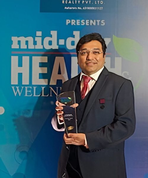 hair-transplant-in-andheri Dr. Vinod Sonawane receiving an award from mid-day for the best hair transplant in andheri